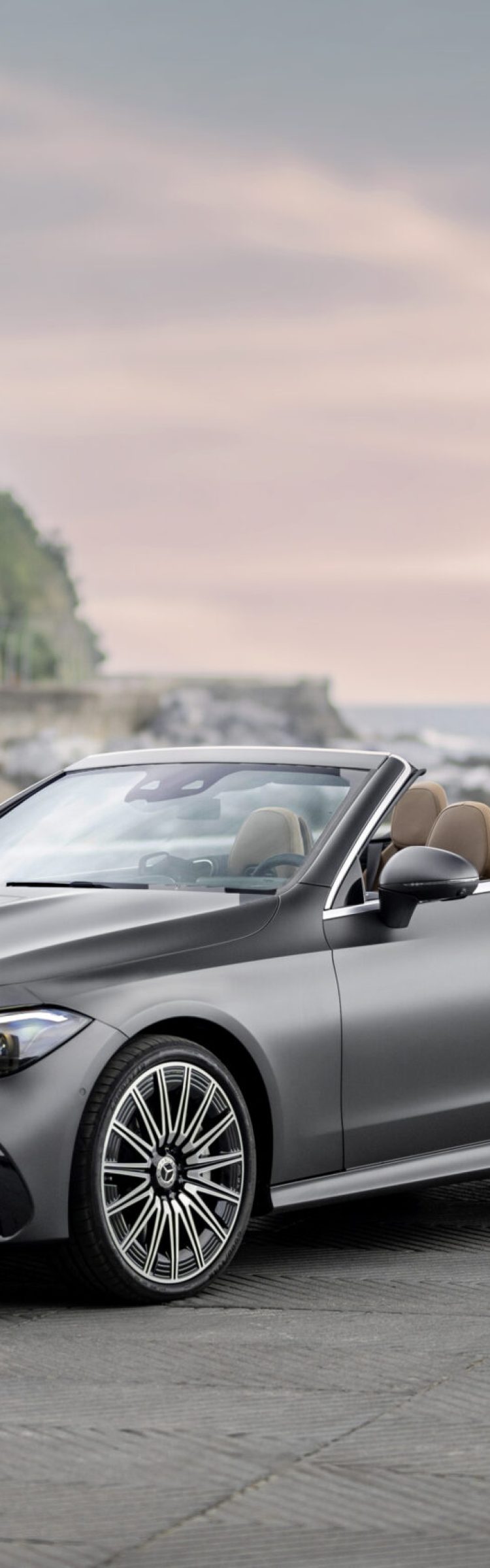 Mercedes-Benz CLE CabrioletMercedes-Benz CLE Cabriolet Mercedes-Benz CLE Cabriolet, Exterieur: AMG-Line, graphitgrau magno; Interieur: AMG-Line, Nappaleder Tonkabraun
Mercedes-Benz CLE Cabriolet, exterior: AMG-Line, graphite grey magno; interior: AMG-Line, nappa leather tonka brown
