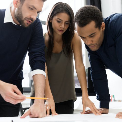 business-meeting-coworkers-discussing-the-project-in-office.jpg samenwerken